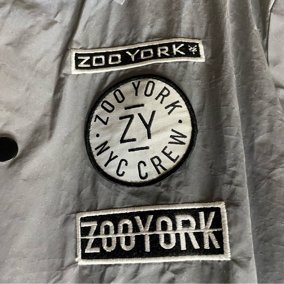 Zoo York Full Zip Jacket Skateboards NYC L Silver w Patches Vintage Streetwear - Picture 3 of 14